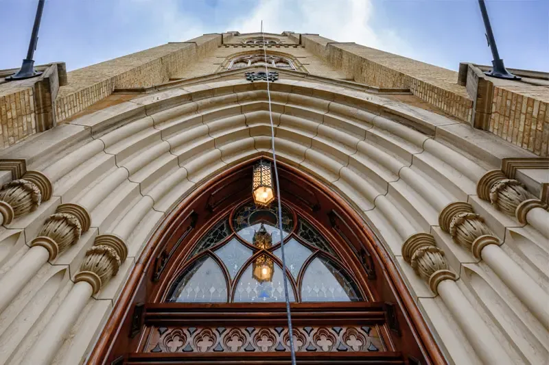 Looking up view of the wire hanging from the window of the basilica.